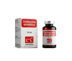 Frascos de Oxitocina Vecol X 10 CC junto a jeringas y agujas para administración veterinaria